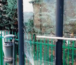Vandali alla fermata dei bus, vetrata in frantumi: s'invocano le telecamere