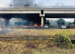 Vasto incendio sotto la variante Appia: numerosi disagi e tanta paura
