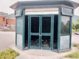 Gazebo info-point in balia dei vandali: ridotto a rottame dai soliti ignoti