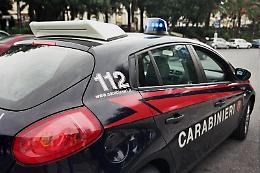 Litiga con la compagna in vacanza e poi aggredisce anche i militari: arrestato