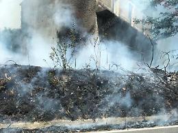 Incendio allo svincolo della superstrada: massima prudenza per gli automobilisti