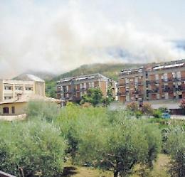 Incendio brucia un versante del monte Le Cese: fiamme, fumo e paura tra i residenti
