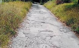 Via Monte Cappello come una mulattiera. I residenti: "Siamo abbandonati"
