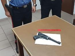 In viaggio con una pistola sul sedile dell'auto: giovane finisce in manette