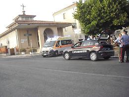 Incidente spettacolare, carambola fra tre auto: una giovane in ospedale