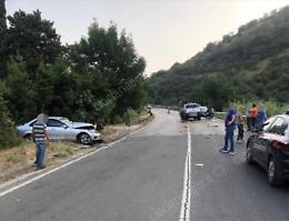 Incidente fra tre veicoli, quattro feriti: elitrasportato un uomo
