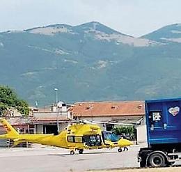 Cade dal balcone ma un ombrellone le salva la vita: tutti i particolari