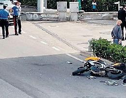 Incidente in pieno centro, scontro con un'auto: grave un motociclista
