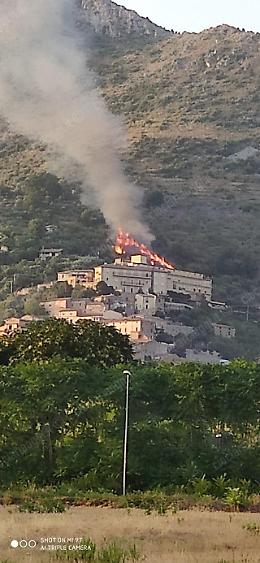 Incendio su monte Asprano: fiamme alte metri e visibili fino all'autostrada