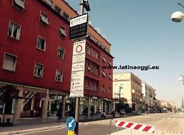 Follia tra i negozi del centro: mezzo nudo semina il panico aggredisce un commesso