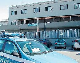Lancia una bottiglia incendiaria contro un'auto: gesto intimidatorio per amore
