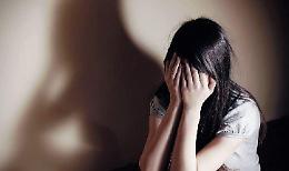 Prese a schiaffi e pugni davanti ai figlioletti: 2 denunce simili in pochi giorni