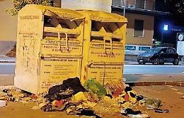 Ancora raid notturni ai cassonetti degli abiti usati: sale l'indignazione