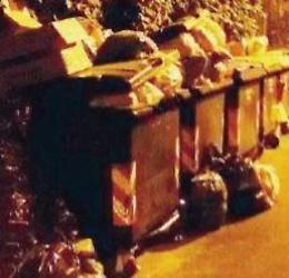 Cassonetti stracolmi, vandali e incivili in azione: i residenti sono esasperati
