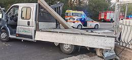 Incidente tra un'utilitaria e un furgone: un ferito grave elitrasportato