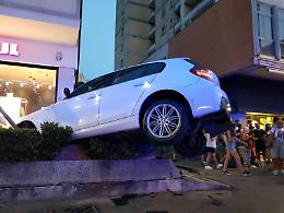 Tragedia evitata per miracolo: auto si scontrano e "volano" tra la folla, nessun ferito