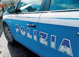 Coppia litiga per ore in strada, lui la schiaffeggia: 30enne finisce nei guai