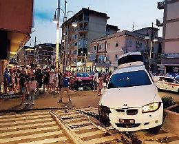 Perde il controllo dell'auto e vola sul marciapiede: giovane finisce nei guai
