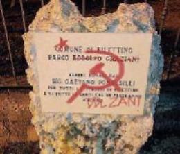Imbrattata la targa intitolata a Graziani? No, un fotomontaggio creato ad hoc