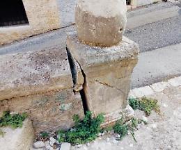 La storia in frantumi, danni al cippo romano: l'allarme dei residenti