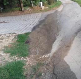 Strade pericolose e perdite d'acqua nonostante le riparazioni: residenti esasperati