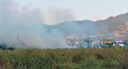 Brucia ancora Nocione, fiamme fino al pomeriggio: allarme per la salute pubblica