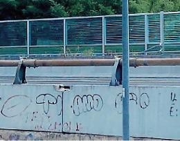 Sedute sul muretto dell'A1: scatta l'allarme per due ragazze