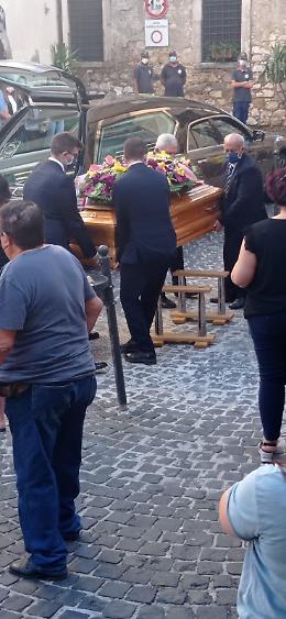 Investita e uccisa sotto gli occhi del marito: il commosso addio a Giannina