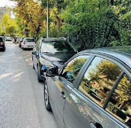 Parcheggio selvaggio, marciapiede off limits a causa dei furbetti: cresce la rabbia