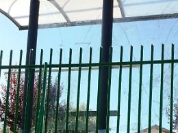 Vandali ancora in azione: dopo la pensilina alla fermata dei bus, tocca alla vetrata