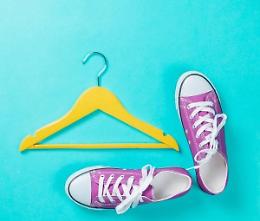 Lavorare con i piedi: le scarpe e la moda. Ma anche lo sfruttamento e il consumismo