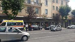 Rapina a mano armata in gioielleria: i banditi fuggono con un maxi bottino. Caccia all'uomo