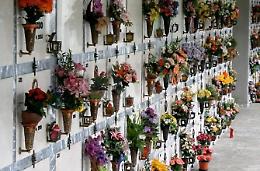 Va al cimitero e le rubano la borsa: monta la rabbia sui social