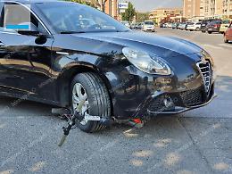 Incidente all'incrocio: monopattino travolto da un'auto, ferito un uomo