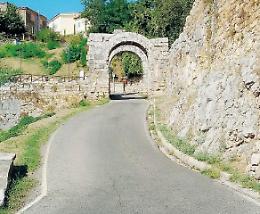 Porta Maggiore al buio e vandali in azione: la protesta dei cittadini