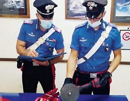 Sorpreso mentre cerca di rubare una marmitta, spintona i militari e fugge: l'epilogo