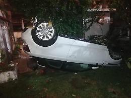 Risveglio...col botto: perde il controllo dell'auto e 'vola' nel giardino di una casa