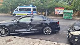 Incidente in centro, perde il controllo dell'auto e travolge due vetture in sosta