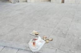 Banchettano sul sagrato della chiesa e lasciano i resti: l'inciviltà