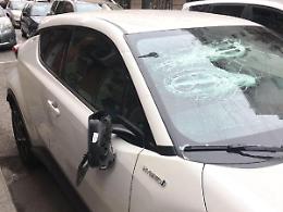 Follia in centro: scende dall'auto e con una mazza ne colpisce un'altra. Poi fugge