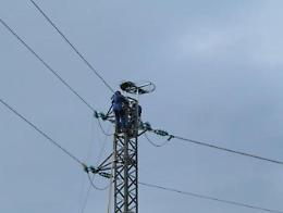 Operaio muore folgorato su un traliccio dell'energia elettrica