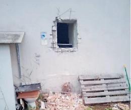 Assalto notturno al bar, la 'banda delle slot' porta via una macchina mangiasoldi
