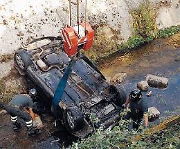 Con l'auto nel canale, una scena spaventosa: grave un ventiseienne