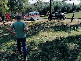 Incidente nei campi: perde il controllo della motozappa e si ferisce: corsa in ospedale