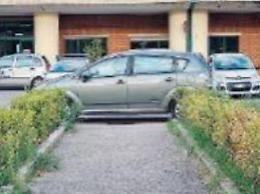 Parcheggio selvaggio al Santa Scolastica, ancora disagi: nuove segnalazioni