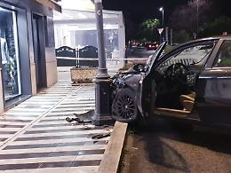 Con l'auto contro un palo della luce: via Aldo Moro come un luna park
