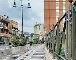 Lucchetti dell'amore in via Moro: quasi duecento apposti su una ringhiera