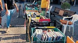 I libri sui banchi per... beneficenza: successo per il mercatino della solidarietà