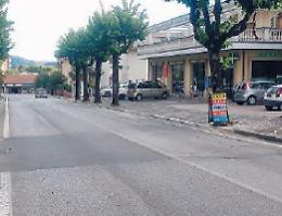 Danneggia auto e vetrine prendendole a sassate: giovane nei guai