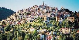 Rubano borsello e si dileguano: l'appello della vittima ai due giovani ladri